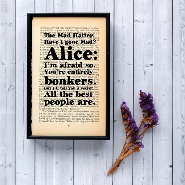 Plagát v drevenom ráme Alice in Wonderland Bonkers