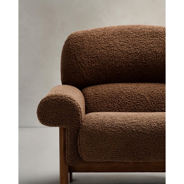 Hnedé kreslo z textílie buklé Nema – Kave Home-image-4