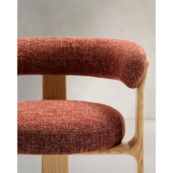 Jedálenské kreslo s podrúčkami z jaseňového dreva v prírodnej farbe/terakotové Granite – Kave Home-image-4