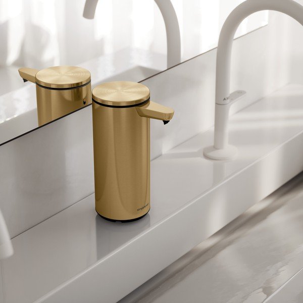 Bezdotykový oceľový dávkovač mydla v lesklo zlatej farbe 266 ml – simplehuman-image-1