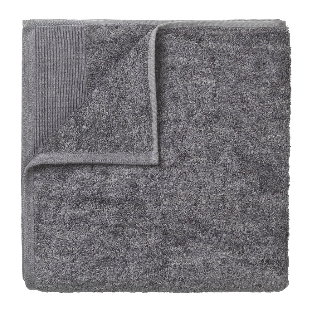 Tmavosivý bavlnený uterák Blomus, 100 x 50 cm