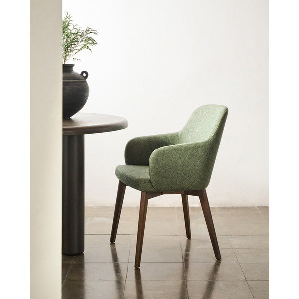 Tmavozelené čalúnené jedálenské kreslo s podrúčkami Nelida – Kave Home-image-1