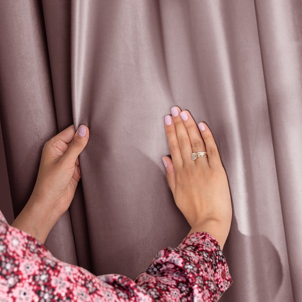 Svetlohnedý zamatový dimout záves 140x270 cm Eyelets – Restilo-image-3