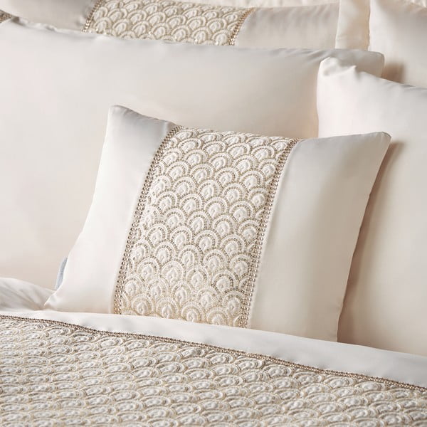 Dekoračný vankúš z mikrosaténu 30x40 cm Deco Sequin – Catherine Lansfield-image-1