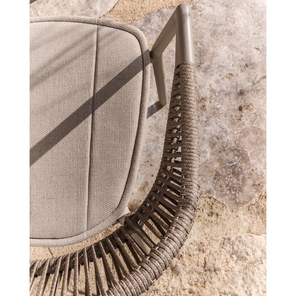Taupe polstrovaná záhradná stolička Alimia – Kave Home-image-3