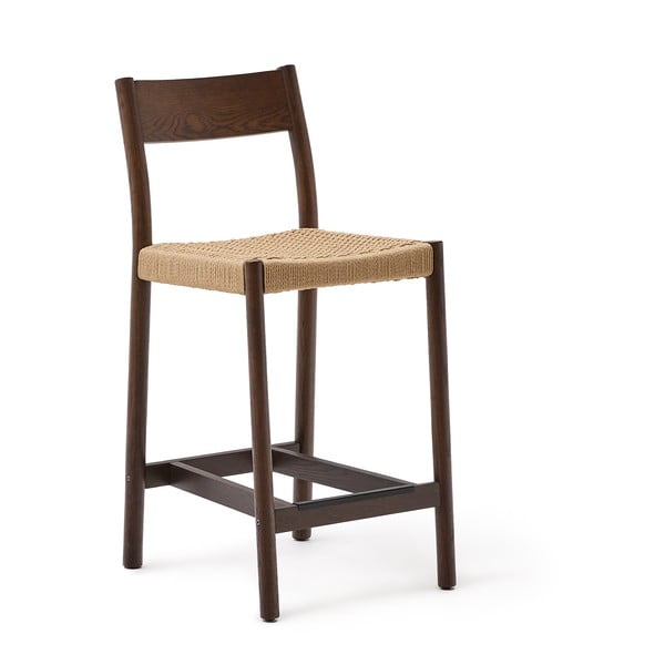 Hnedá/v prírodnej farbe barová stolička z dubového dreva (výška sedadla 65 cm) Yalia – Kave Home