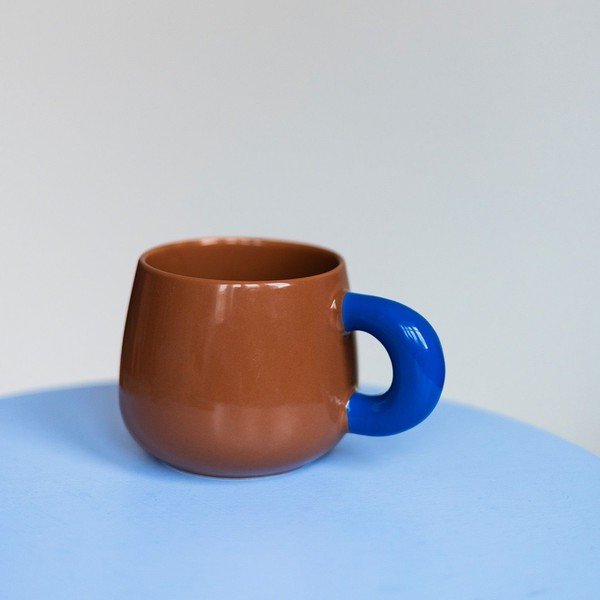 Tmavohnedý hrnček z kostného porcelánu 470 ml Coco – ONA-image-1
