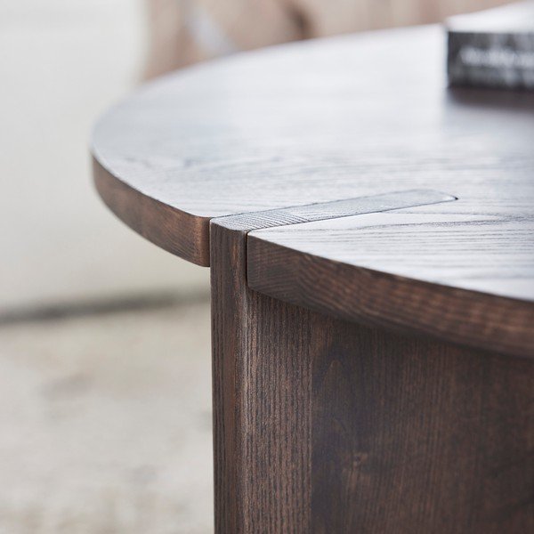 Okrúhly konferenčný stolík z jaseňového dreva v tmavo prírodnej farbe ø 65 cm Oy – OYOY Living Design-image-3
