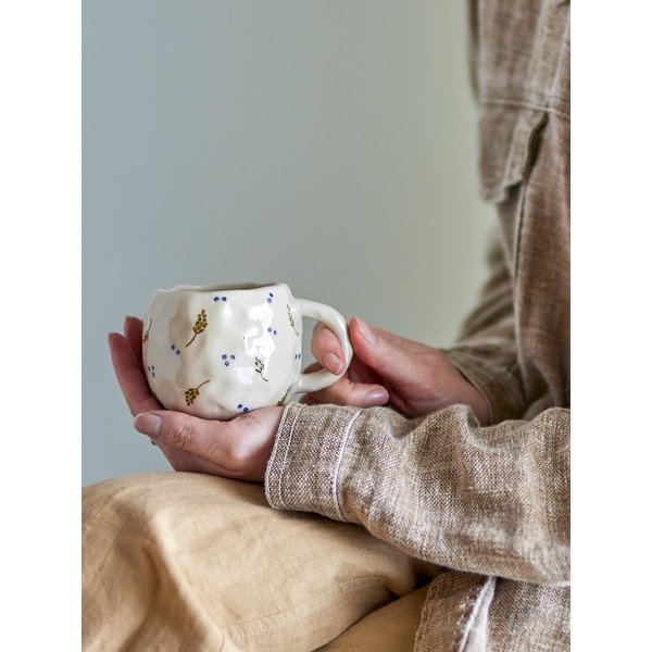 Krémový hrnček z kameniny 260 ml Pippine – Bloomingville-image-1