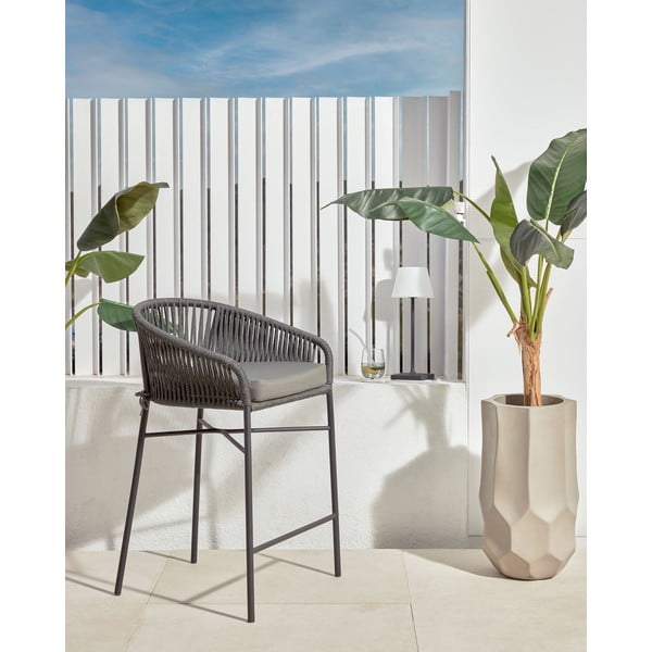 Čierna kovová/polstrovaná záhradná barová stolička Yanet – Kave Home-image-1