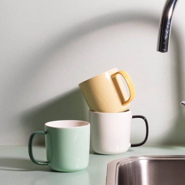 Svetlozelený hrnček z kostného porcelánu 370 ml Mae – ONA-image-1