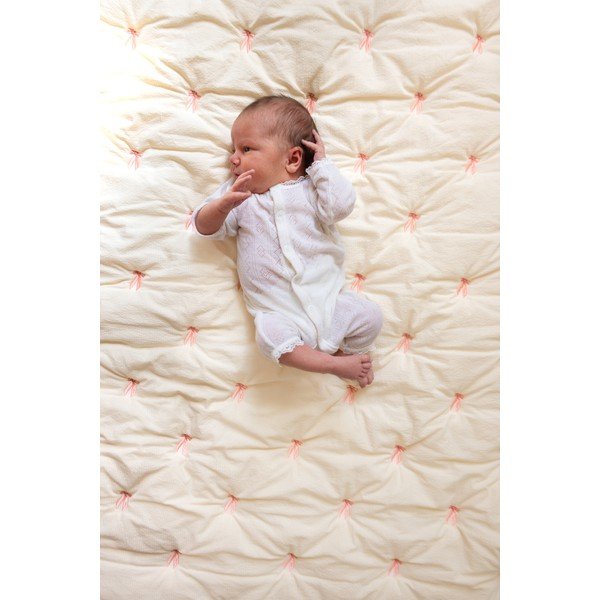 Svetložltá/ružová prešívaná detská deka z Bio bavlny 90x120 cm Bows – Cam Cam Copenhagen-image-1