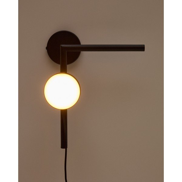 Čierne kovové LED stmievateľné nástenné svietidlo do zásuvky Orey – Kave Home-image-3