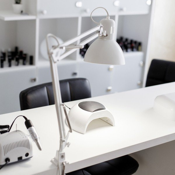 Biela stolová lampa s ohýbateľnou konštrukciou/s klipom (výška  73,5 cm) Tajo – Trio-image-1