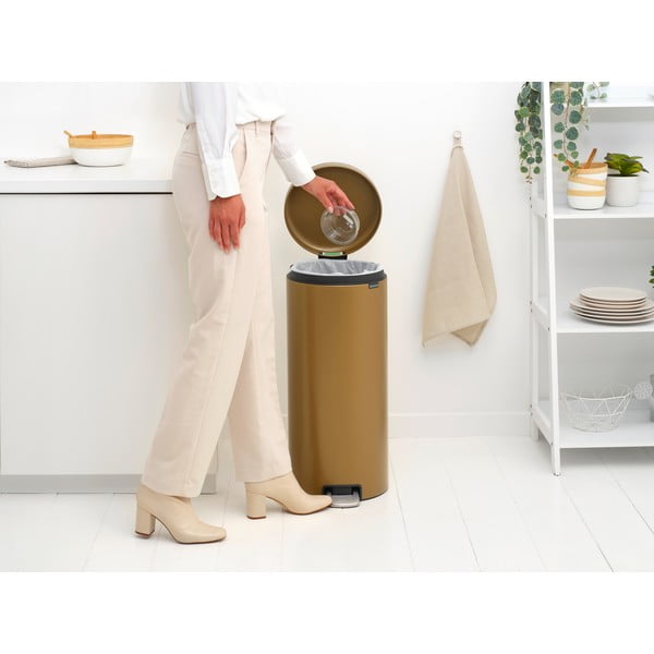Nášľapný oceľový odpadkový kôš v mosadznej farbe 30 l NewIcon – Brabantia-image-3