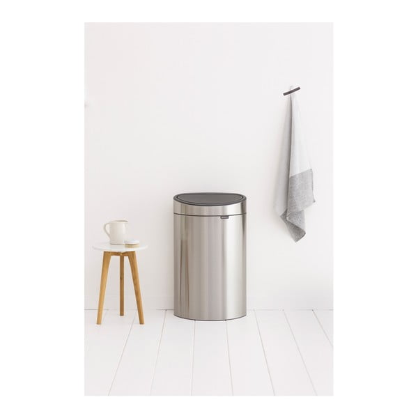 Dotykový oceľový odpadkový kôš v matne striebornej farbe 40 l Touch Bin – Brabantia-image-3