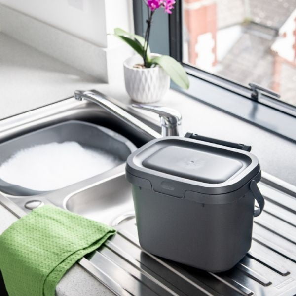 Čierna nádoba na kompostovateľný odpad s vekom Addis, 24,5 x 18,5 x 19 cm-image-3