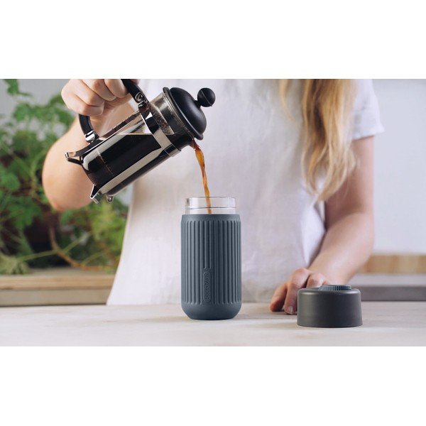 Tmavosivý sklenený cestovný hrnček 340 ml – Black + Blum-image-4