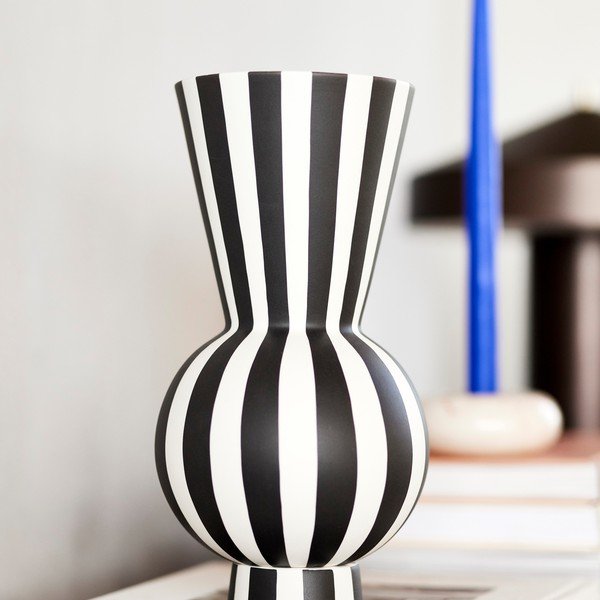 Biela/čierna kameninová ručne vyrobená váza (výška  28 cm) Toppu – OYOY Living Design-image-1