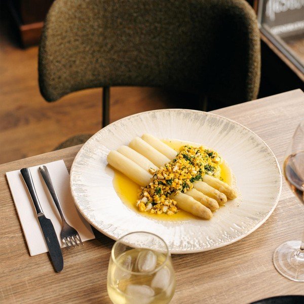 Svetlosivý servírovací porcelánový tanier ø 32 cm Nuance – BonBistro-image-2