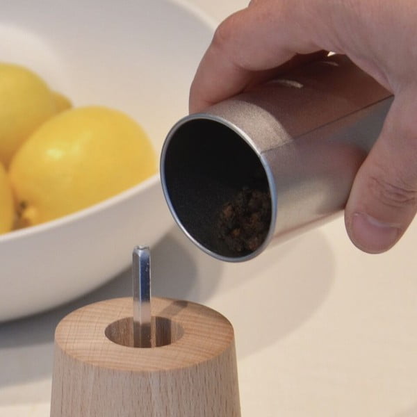 Čierny mlynček na korenie z dubového dreva Wireworks Kiki-image-1