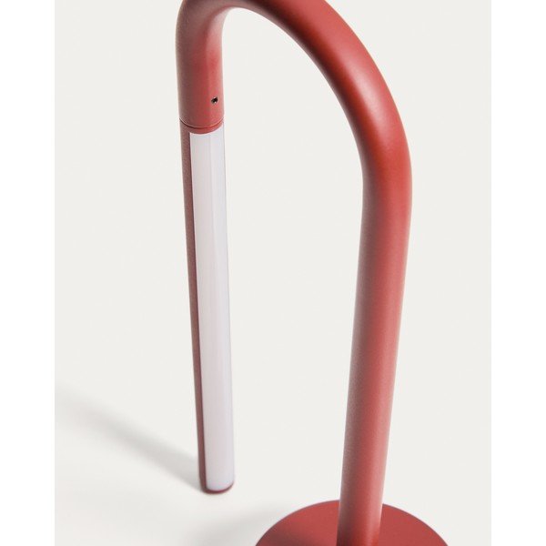 Červená kovová LED stolová lampa (výška  30 cm) Bow – Kave Home-image-4