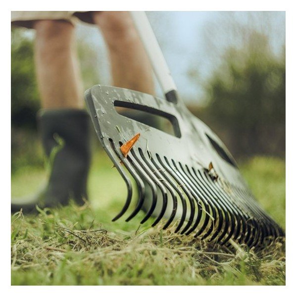 Čierne hliníkové hrable s násadou Fiskars Xact, šírka 49 cm-image-1