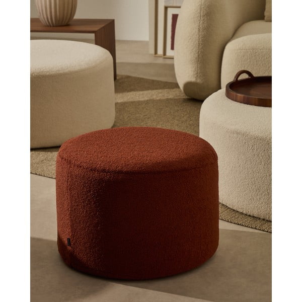 Taburet v terakotovej farbe z textílie buklé Kaeli – Kave Home-image-1