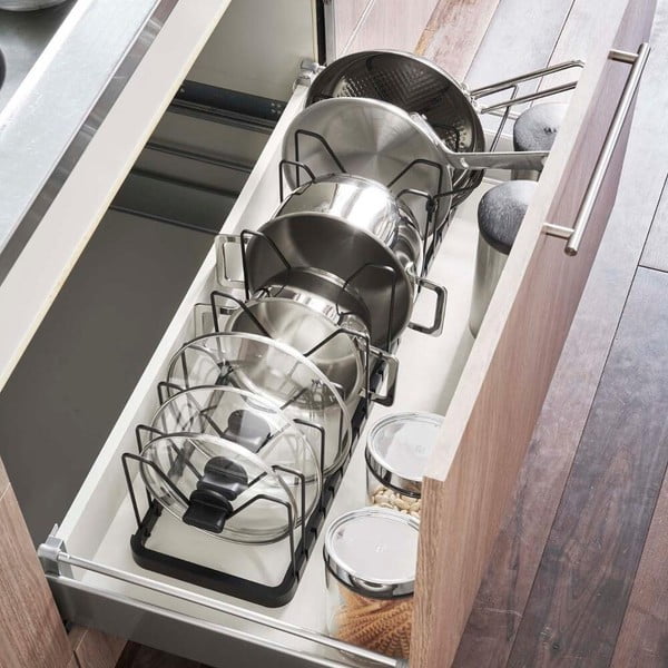 Čierny nastaviteľný stojan na pokrievky a panvice YAMAZAKI Tower-image-1