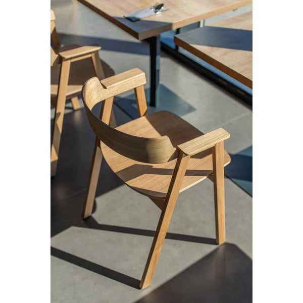 Jedálenská stolička s podrúčkami z dubového dreva v prírodnej farbe Flip – Gazzda-image-2