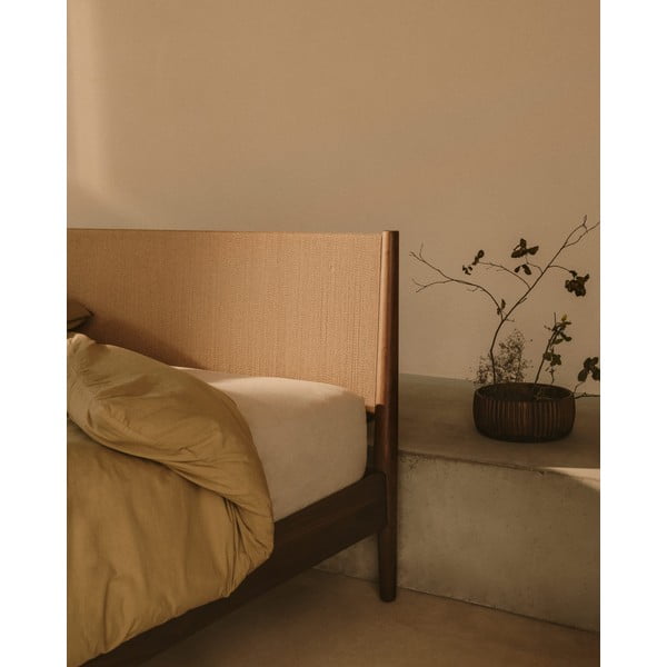 Tmavohnedá dvojlôžková posteľ z orechového dreva s roštom 180x200 cm Elan – Kave Home-image-2