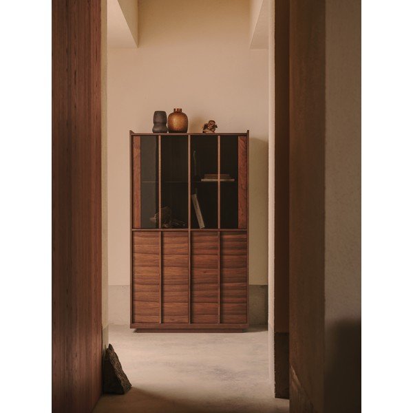 Hnedá vitrína v dekore orecha 100x170x40 cm Onix – Kave Home-image-1