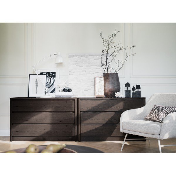 Komoda v dekore duba v tmavo prírodnej farbe 110x70x45 cm Melstone – Rowico-image-3