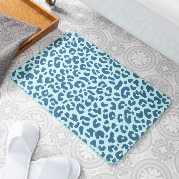 Svetlomodrá kúpeľňová predložka 39x60 cm Leopard – Artsy Doormats-image-1