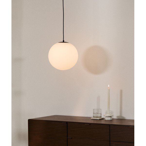 Biele/čierne kovové závesné svietidlo so skleneným tienidlom ø 30 cm Brisia – Kave Home-image-1