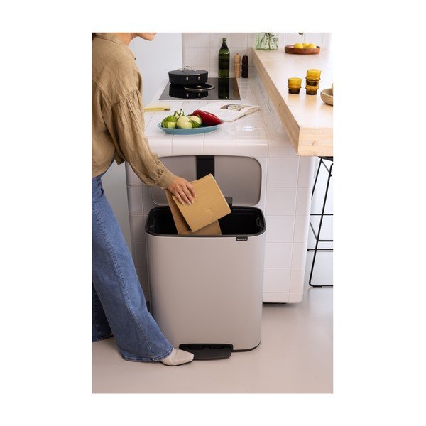 Svetlosivý pedálový oceľový odpadkový kôš 60 l Bo – Brabantia-image-1