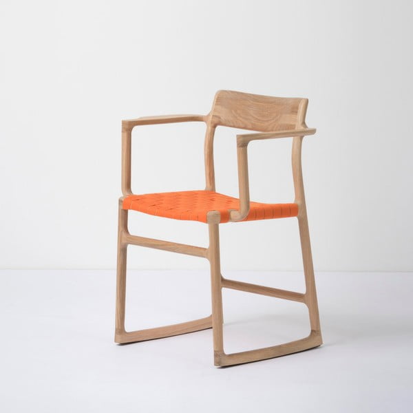 Jedálenská stolička z masívneho dubového dreva s opierkami a oranžovým sedadlom Gazzda Fawn