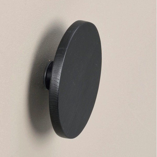 Čierny nástenný háčik z dubového dreva Milford – Rowico-image-2