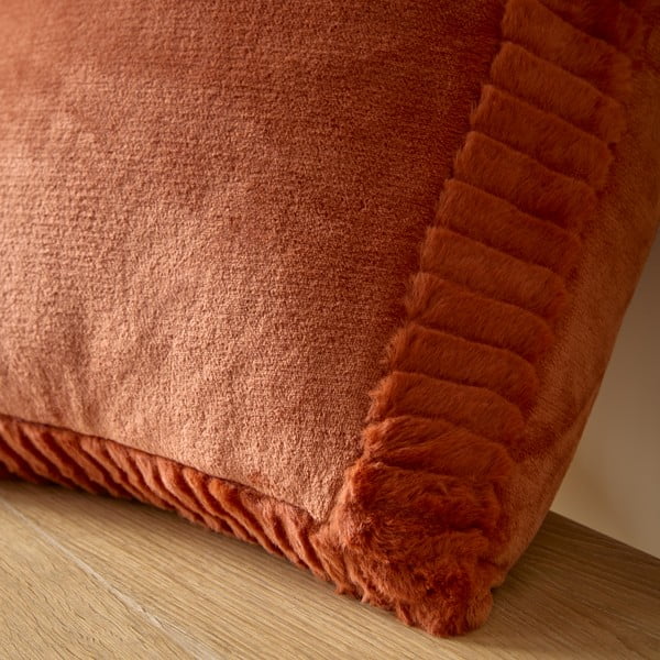 Dekoračný vankúš z mikroplyšu 55x55 cm Velvet and Faux Fur – Catherine Lansfield-image-2