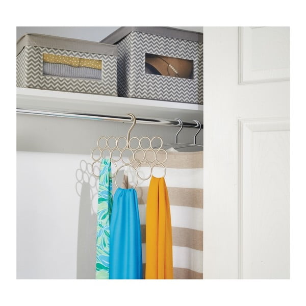 Kovový závesný držiak na uteráky, šatky a oblečenie v zlatej farbe InterDesign Axis, dĺžka 29 cm-image-3