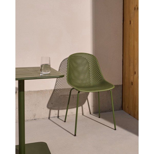 Tmavozelená kovová záhradná stolička Quinby – Kave Home-image-1