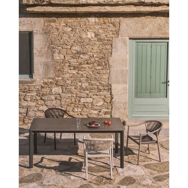 Hnedá ratanová záhradná stolička Livadia – Kave Home-image-4