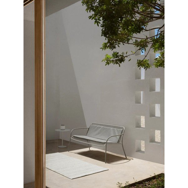 Svetlosivá kovová záhradná lavica Yua Wire – Blomus-image-1