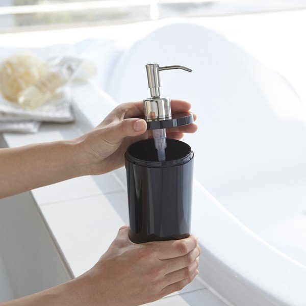 Čierny plastový dávkovač mydla 500 ml Round – YAMAZAKI-image-3