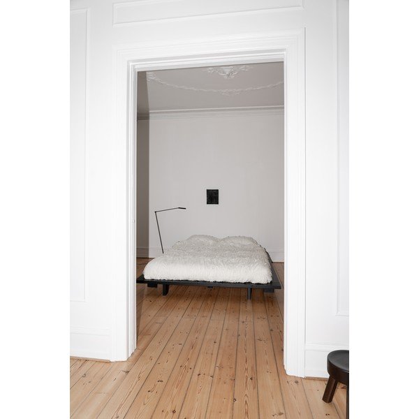 Čierna dvojlôžková posteľ z borovicového dreva s roštom 140x200 cm Japan - Karup Design-image-4