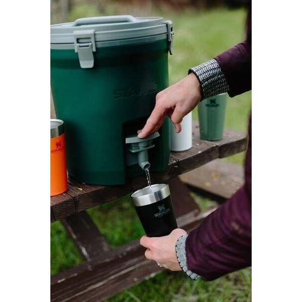 Nádoba na nápoje 7,5 l Fast-Flow Water Jug Black 2.0 – Stanley-image-1