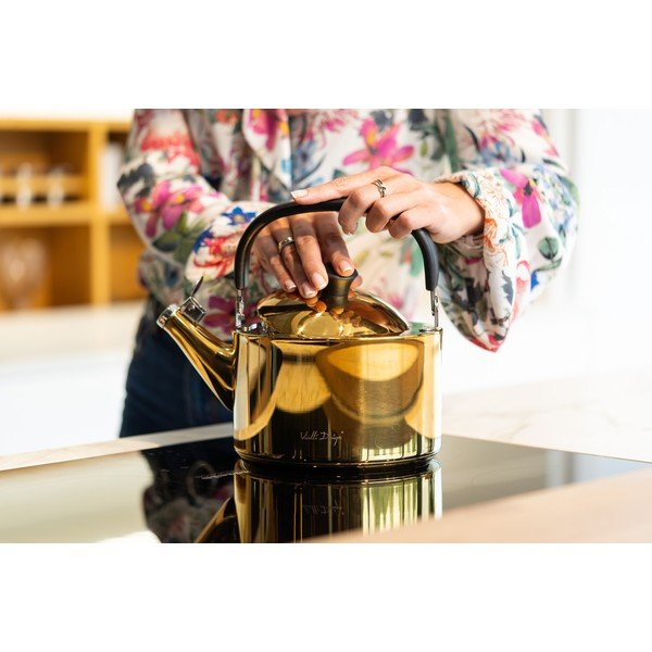 Varná kanvica z nehrdzavejúcej ocele v lesklo zlatej farbe 1,5 l Diamante – Vialli Design-image-4