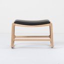 Podnožka s konštrukciou z masívneho dubového dreva s čiernym koženým detailom Gazzda Dedo