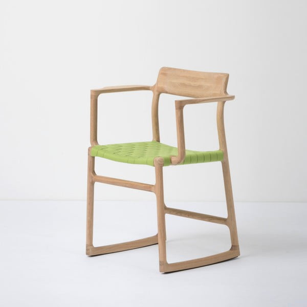 Jedálenská stolička z masívneho dubového dreva s opierkami a zeleným sedadlom Gazzda Fawn