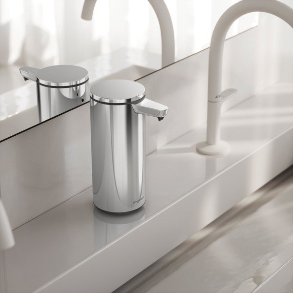 Bezdotykový oceľový dávkovač mydla v lesklej striebornej farbe 266 ml – simplehuman-image-1